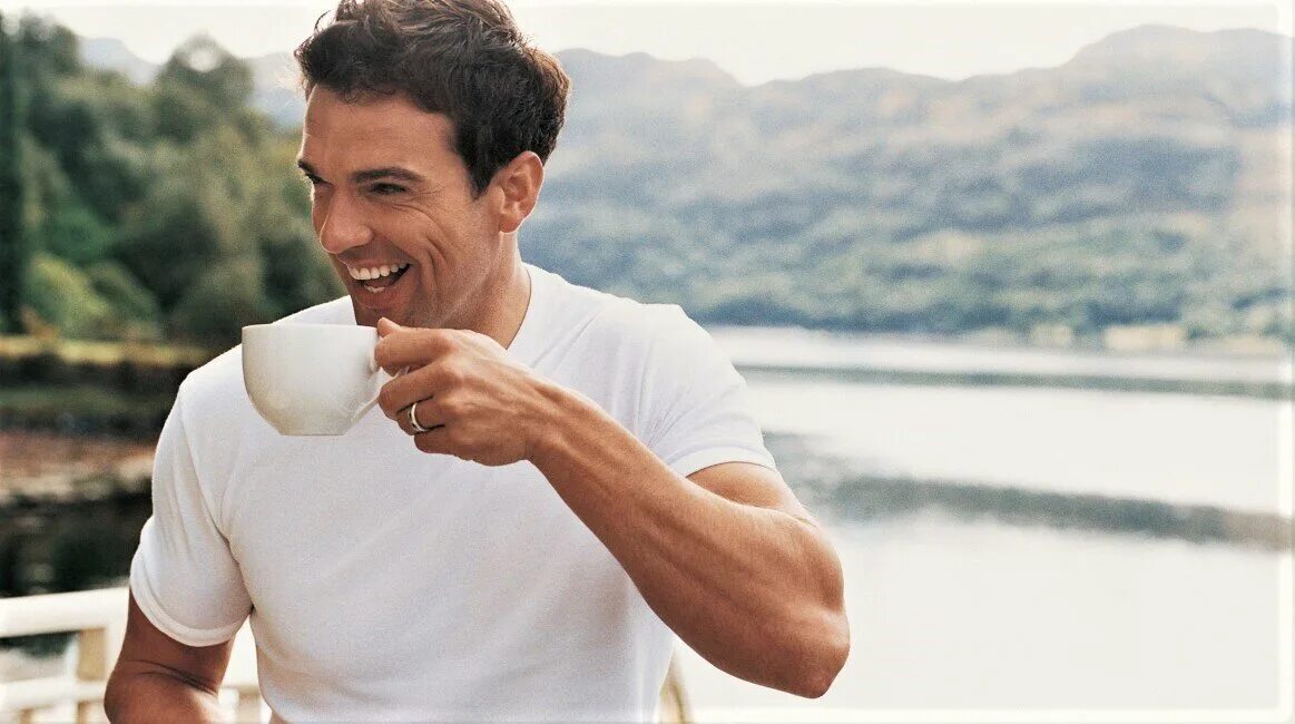 Что даже мужчины делать. Счастливый мужчина. Мужчина с чашкой чая. Мужчина с кофе. Мужчина с кружкой кофе.