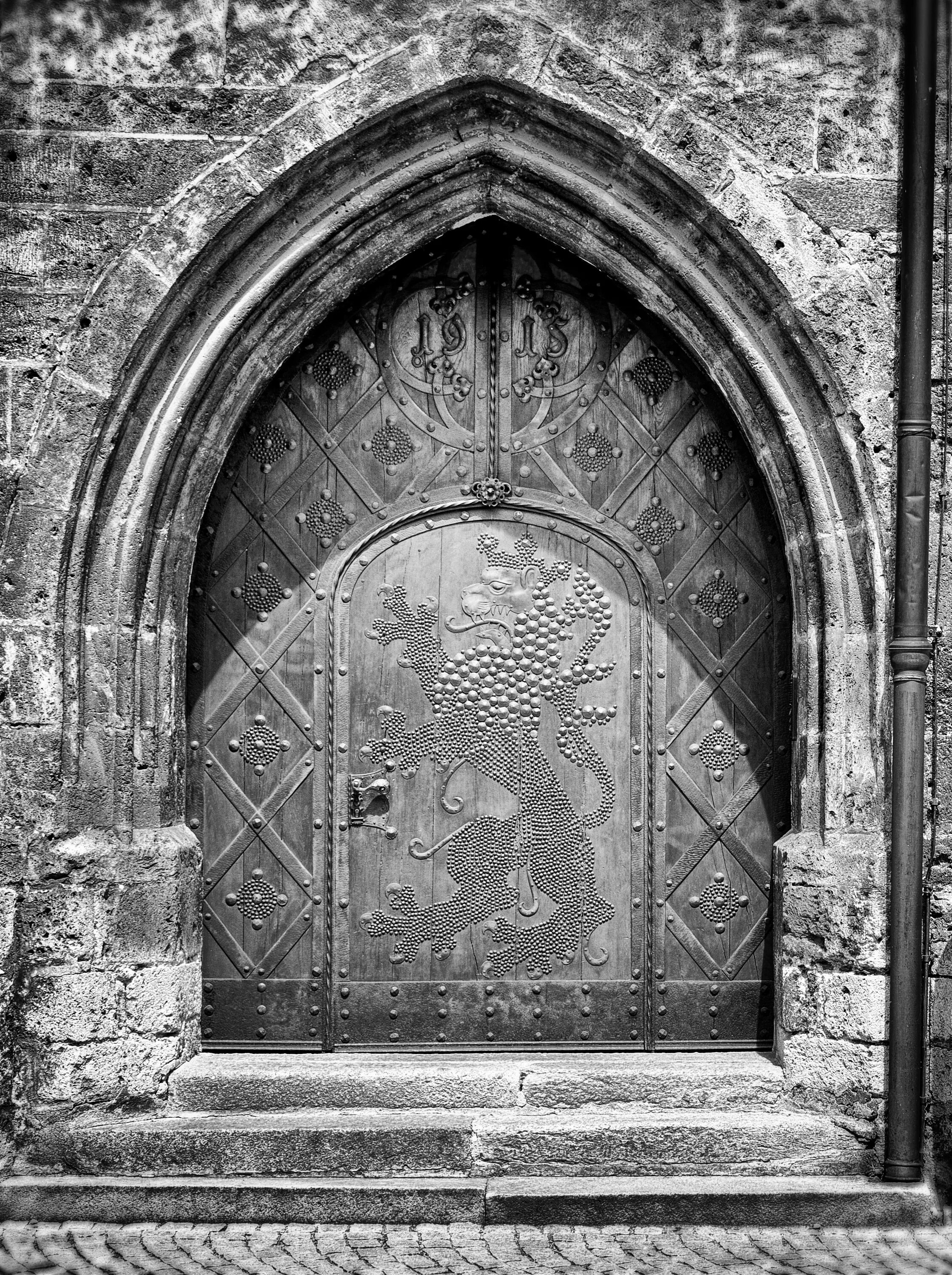 Откройте дверь руин. Средневековые ворота. Ворота средневекового замка. Двери средневековья. Каменная дверь.