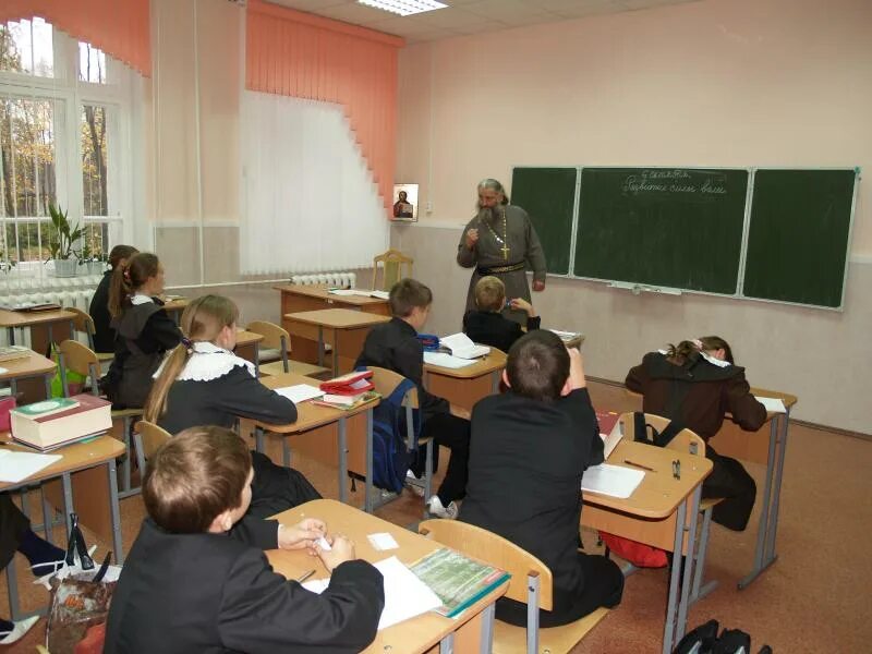 Secondary school in britain. Российские школы массово. Школьные сми. Школьники учатся. Российские школы массово.
