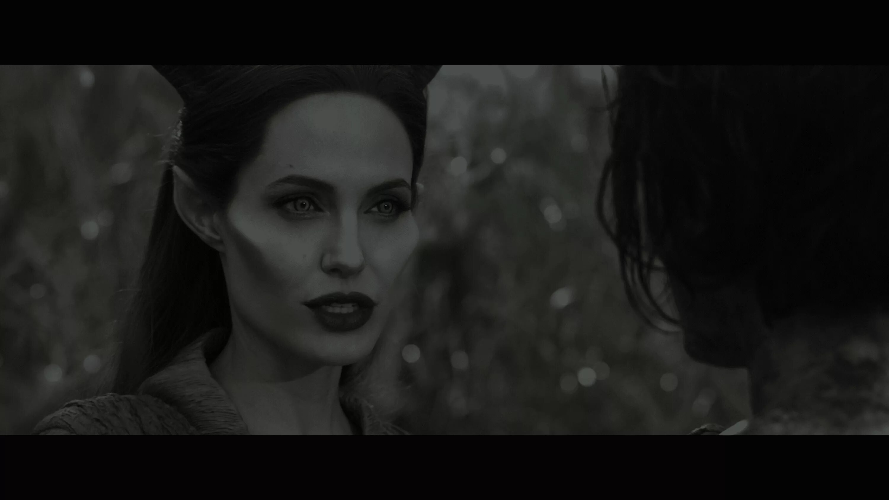 Малефисента субтитры. Angelina jolie maleficent 2. Малефисента фильм 2014 король. Малефисента. Малефисента белый эльф.