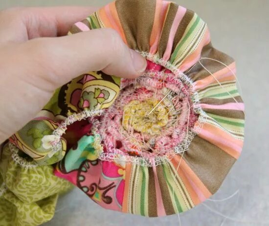 Из остатков ткани своими руками фото Rag Rug Tutorial Rag rug, Rag rug tutorial, Rug tutorial