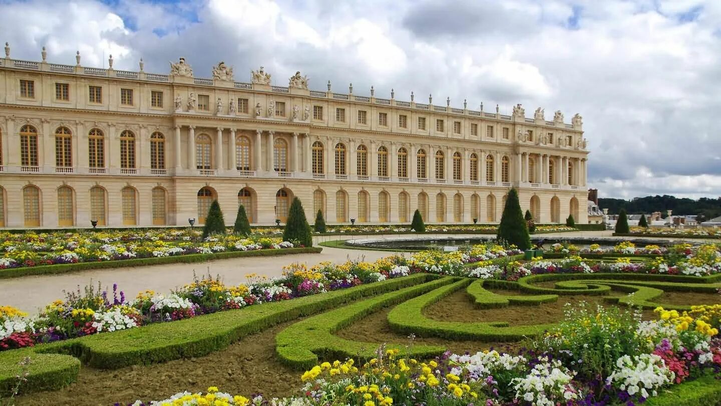 Chateau versailles. Версальский дворец дворцы Франции. Сады Франции классицизм Версаль. Королевский двор Версальского дворца. Версальский замок Западный фасад.