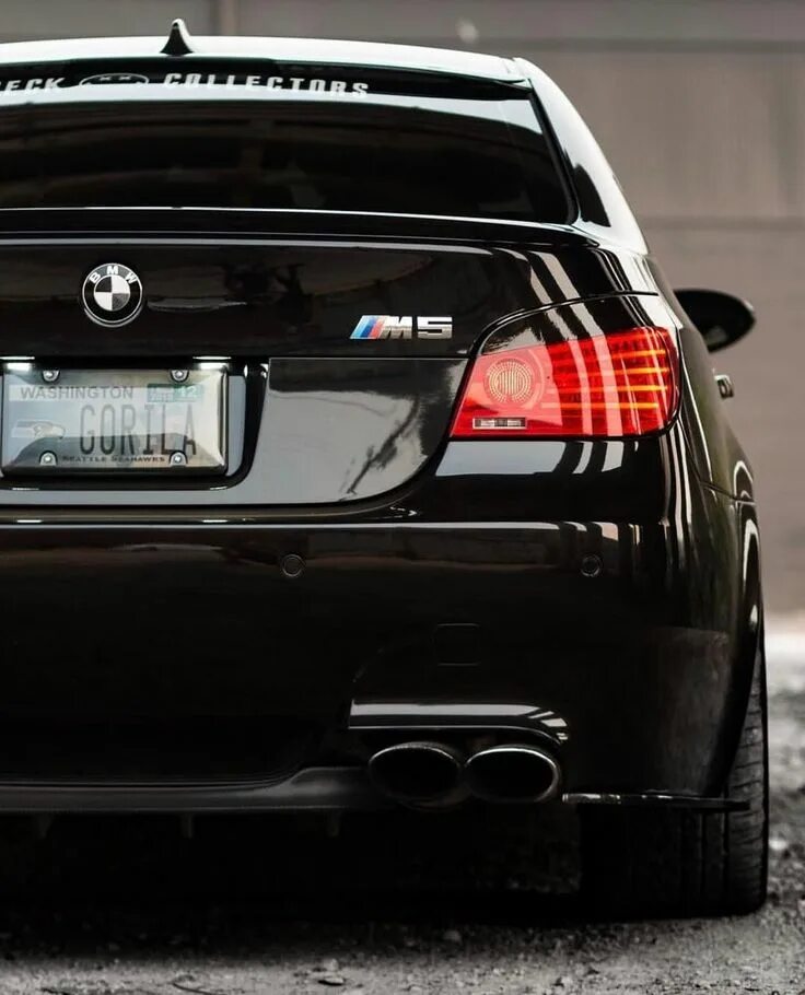 На заднем бмв. Стекло бмв. Bmw m5 night. Наклейки на заднее стекло бмв. На заднем бмв.