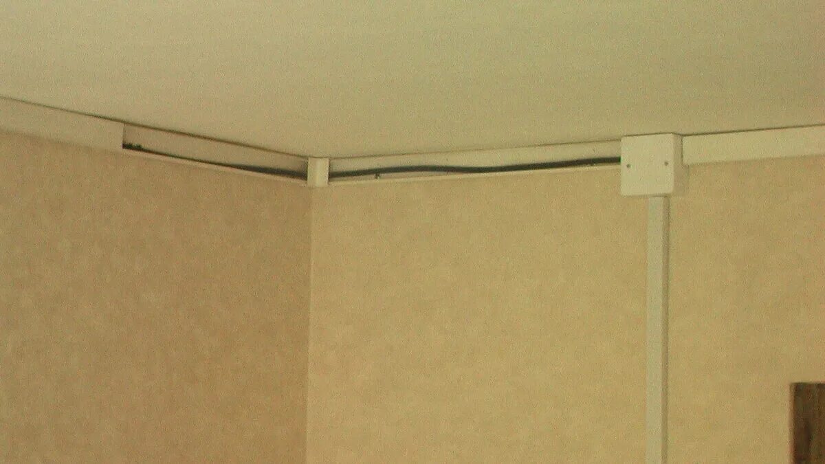 Кабель канал потолочный. Потолочная проводка 31105. Кабель канал плинтусный потолочный. Кабель-канал ИЭК плинтус потолочный. Потолочный кабель канал для электропроводки.