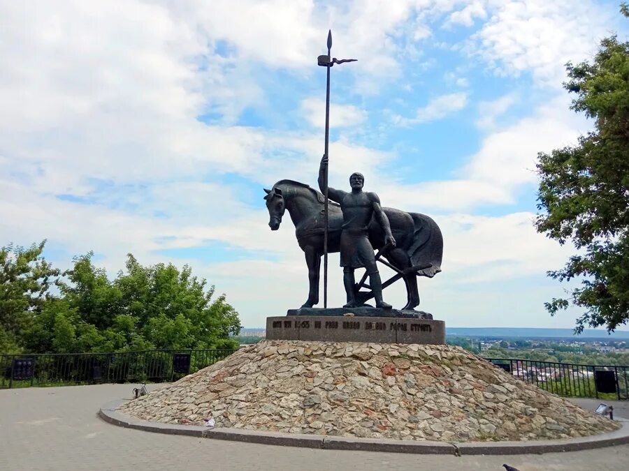 В какой стране находится город побратим пензы. Памятник Первопоселенец Пенза. Памятник первому поселенцу Пенза. Пензенская область памятник первопоселенцу. Памятник «Первопоселенец».