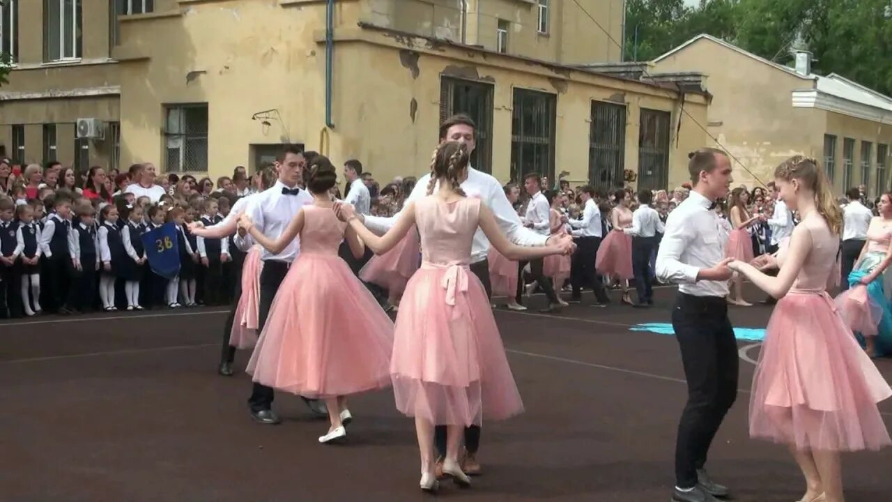 Выпускной вальс танец видео. Одесская. Школа-интернат № 2. Платье для вальса на выпускной в школу. Платье для школьного вальса выпускников. Платье для вальса на выпускной 11 класс.