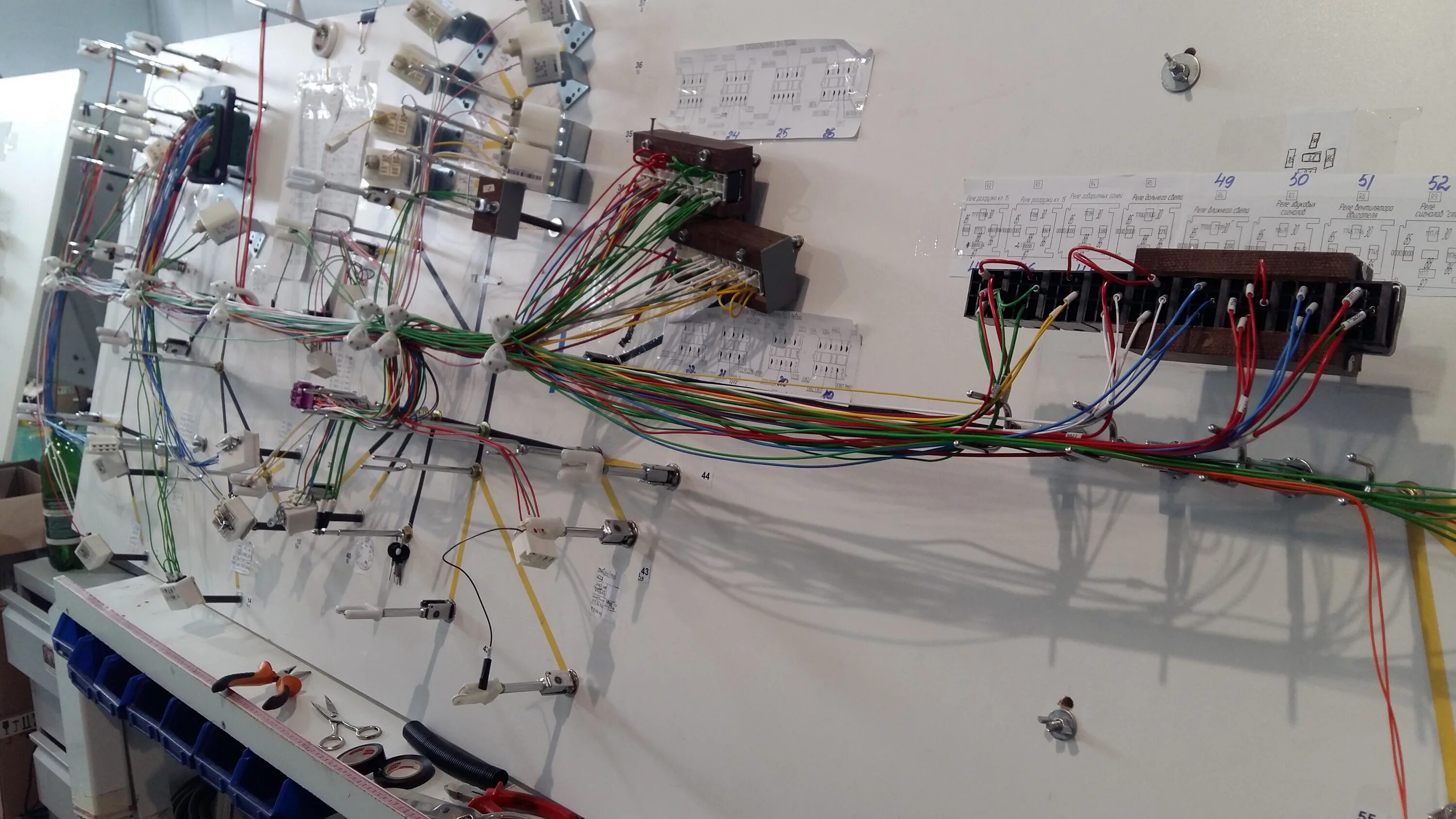 спортивная автомобильная проводка. изготовление жгутов проводов. изготовление электропроводки. соединитель проводов обжимной 3м. крепление жгутов кабелей.