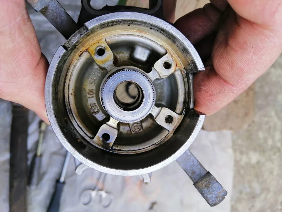 Сальник трамблера 4a-ge 16v. Как поменять сальник трамблера. Сальник трамблера форд 2,0 dohc. Как поменять сальник трамблера. Nissan primera сальник трамблера.