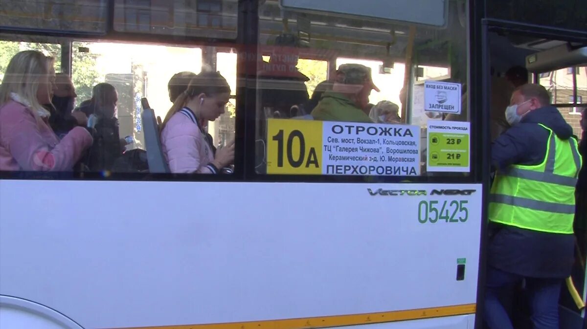 Маршрутки висим. Водитель автобуса в воронеже выгнал. забастовка маршрутчиков в воронеже. фото маршрутки внутри с людьми. гринписовца заносят в автобус.