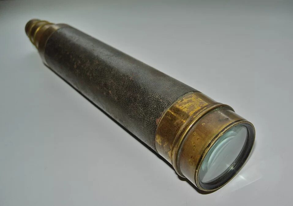 Труба 1700. Зрительная труба Levenhuk Spyglass sg2. Подзорная труба России 1812. Зрительная труба 19 век. Подзорная труба Офицерская 1812 года.