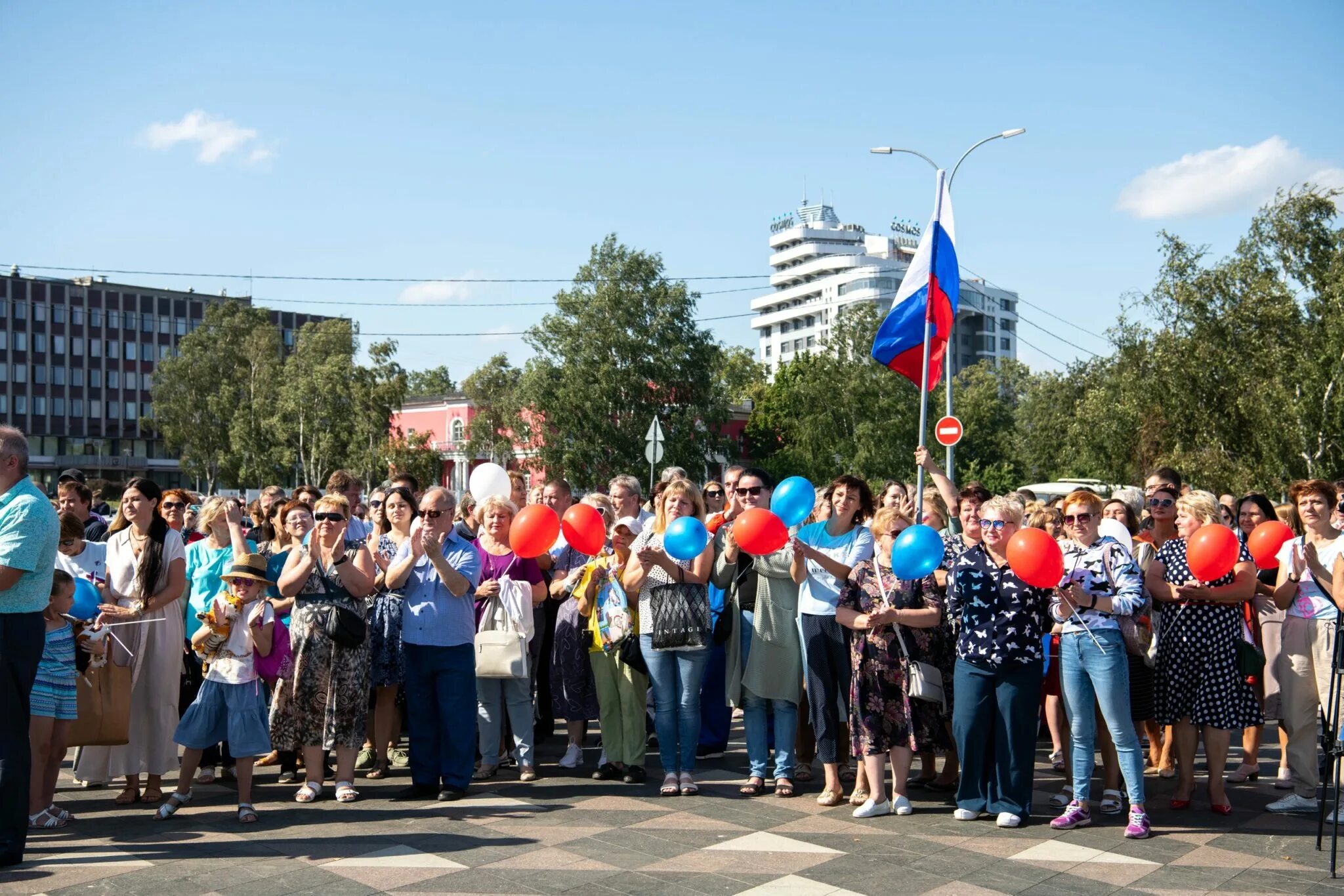 Люди на городском празднике. Митинг день России 2022. С днем России фото. День флага Петрозаводск. Население петрозаводска на 2023