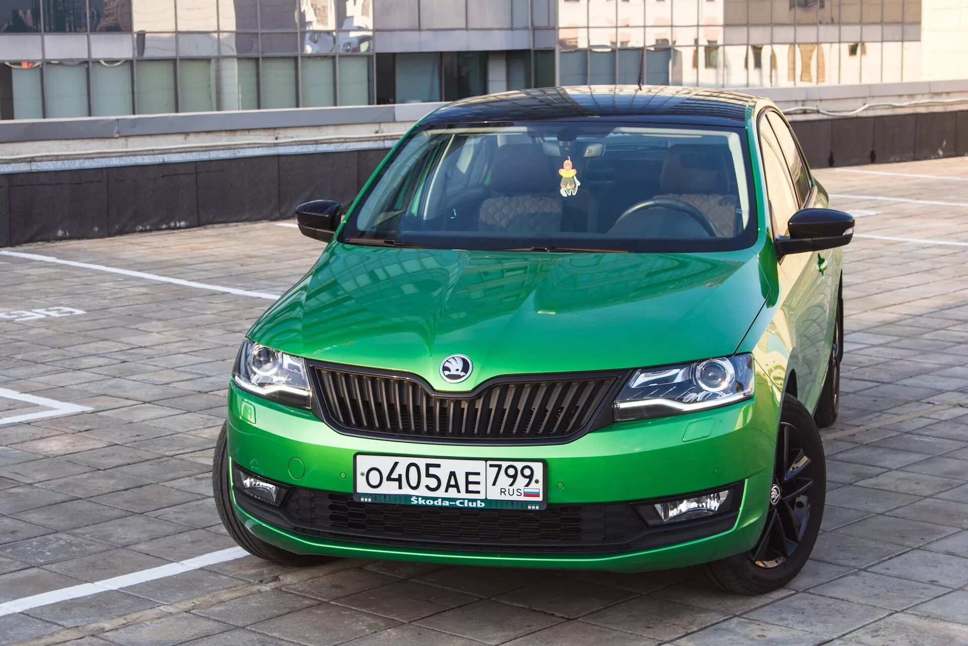 Обзор skoda. Skoda Skoda Rapid. Škoda Rapid 2020 Green. Skoda Rapid 2020 зеленая. Škoda Rapid зеленый.