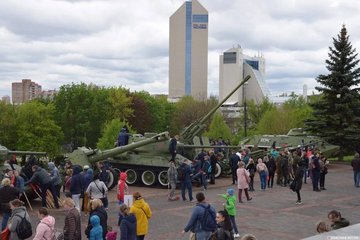 Парк Ленинского Комсомола Донецк ДНР. Парк Ленинского Комсомола Донецк 2000. Парк Ленинского Комсомола Донецк Военная техника. Парк Ленинского Комсомола Донецк памятник. Парк комсомолл