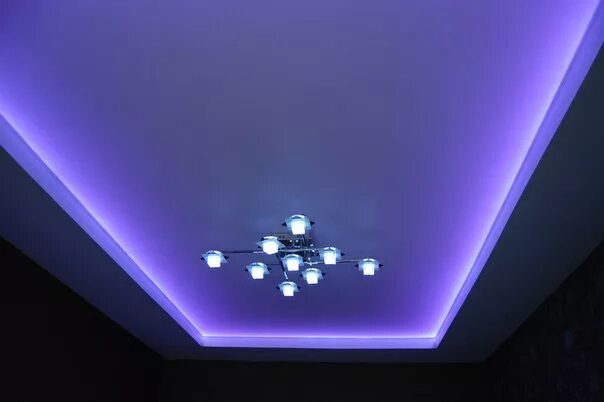 Купить потолки с подсветкой. Диодная подсветка потолка. Потолки с подсветкой светодиодами. Натяжной потолок с диодной подсветкой. Потолок с неоновой подсветкой.