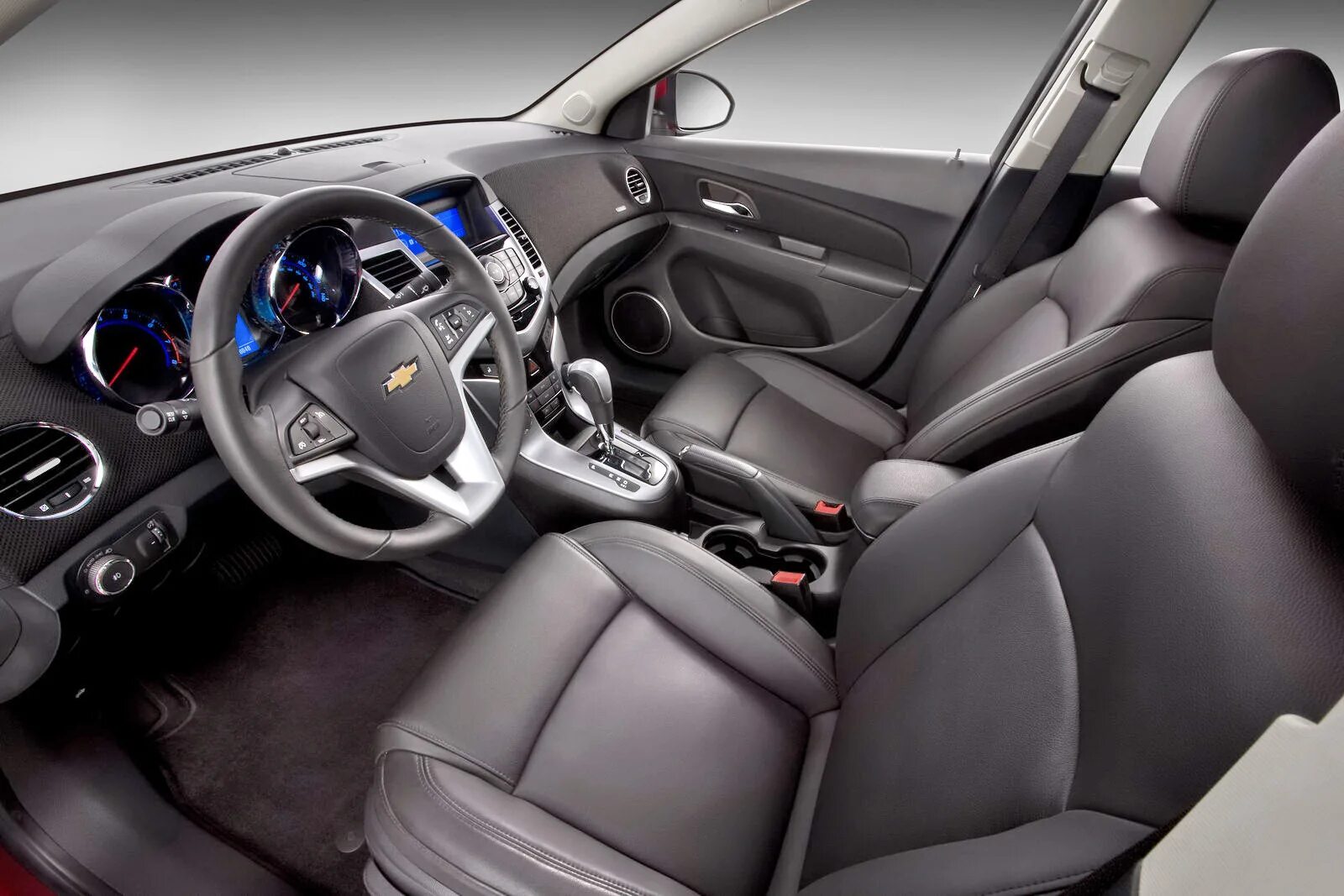 Шевроле хэтчбек салон. Chevrolet Cruze Interior. Шевроле Круз 2014 седан салон. Chevrolet Cruze RS 2011-. Chevrolet Cruze 2014 салон.