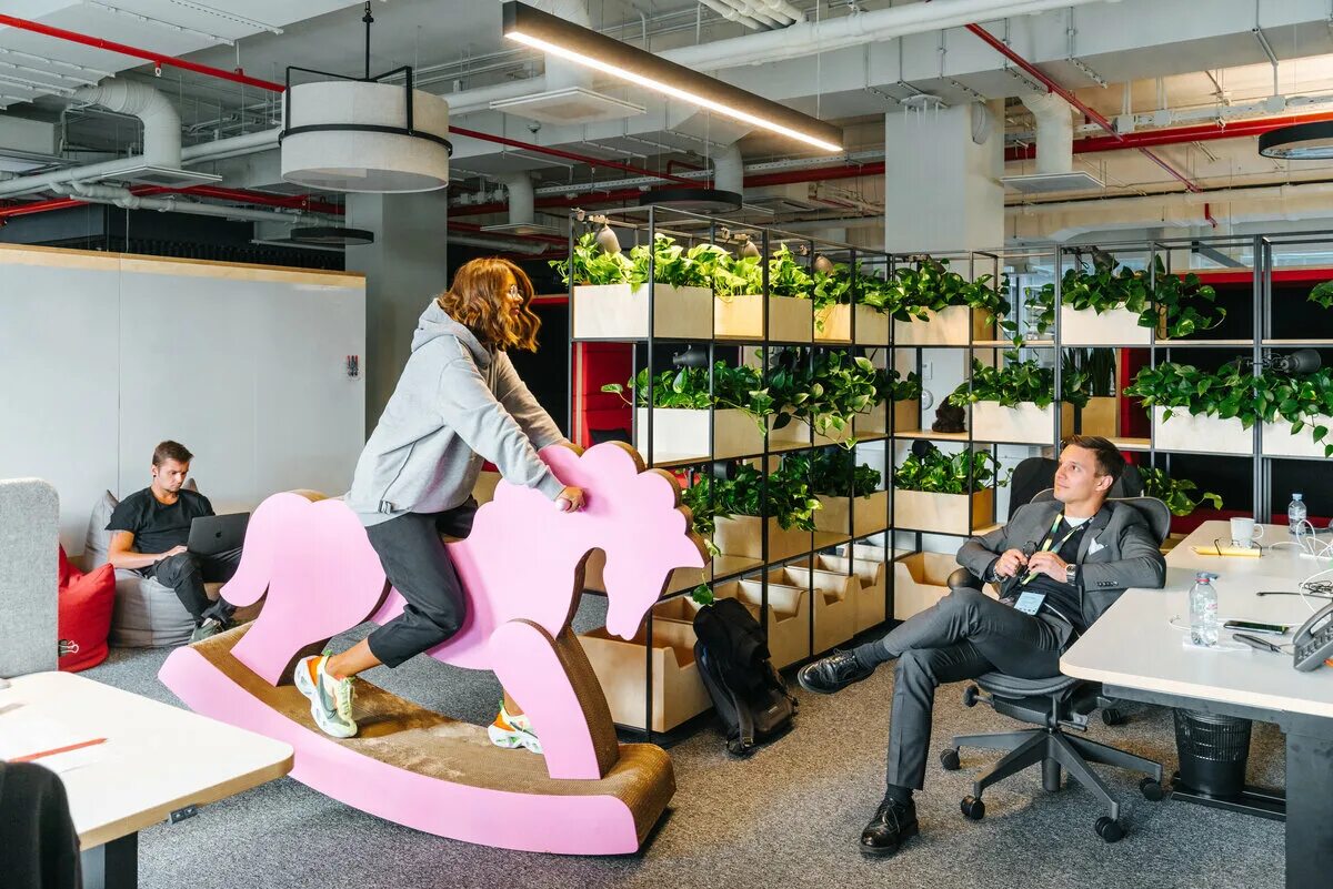 Нестандартные условия работы. Нетрадиционные формы занятости на рынке труда. Успешные молодые люди. Девушка курьер с посылкой. Курьер улыбается.