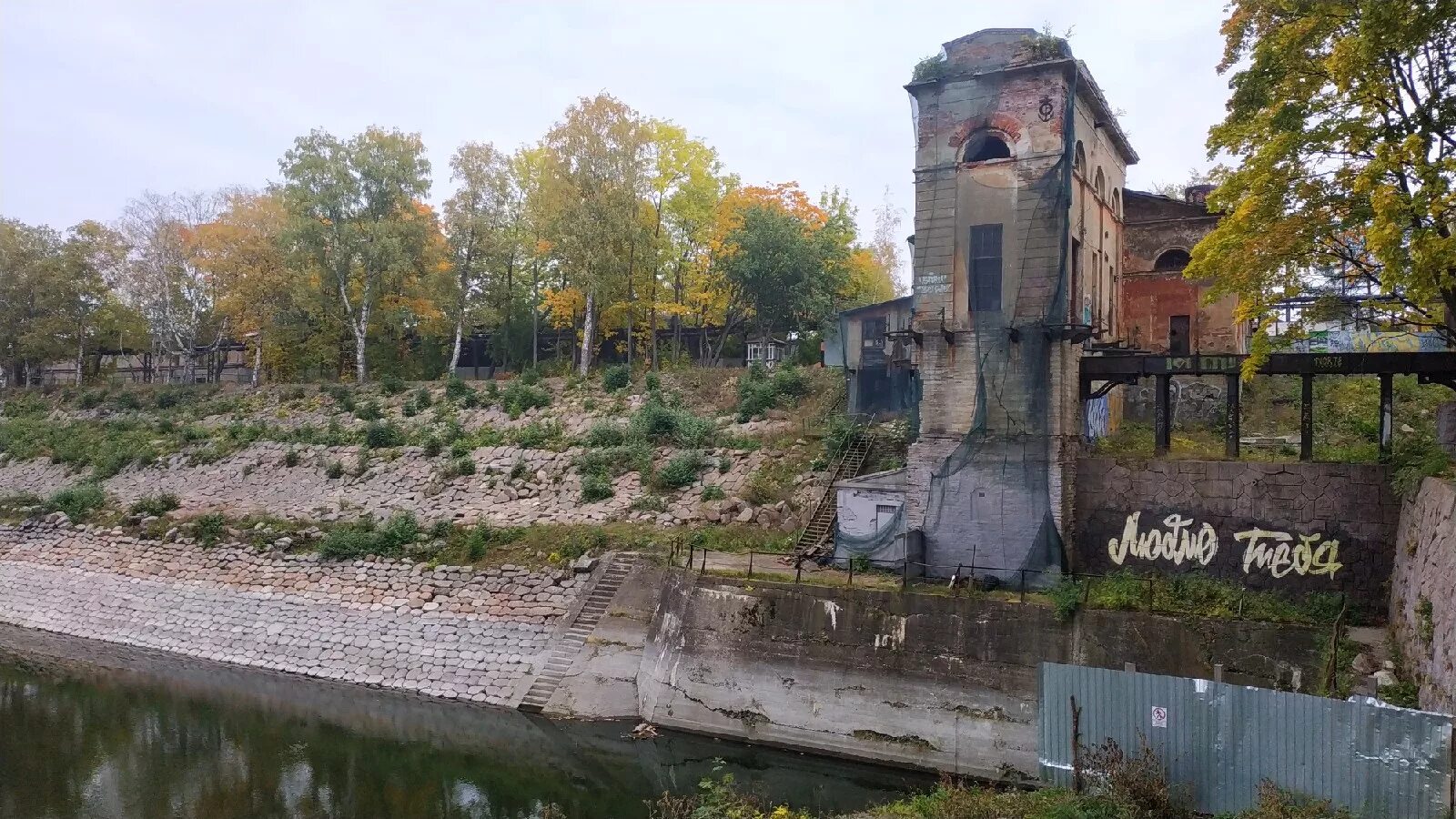 кронштадт сооружения. насосная станция кронштадт. заброшенная насосная. железнодорожная платформа станция "кронштадтская колония". станция кронштадт.