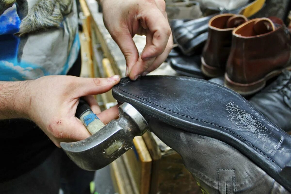 Материалы для обувной мастерской. Починка обуви. Ремонтирует обувь. Сапожный инструмент.