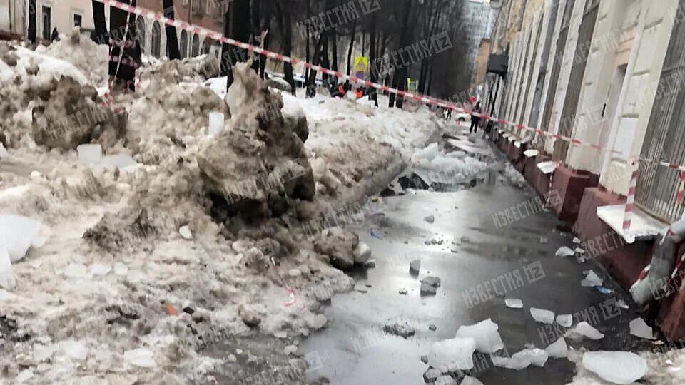 На город вечер упадет ледяной. Падение льда с крыши. Глыба льда упала на женщину с крыши.