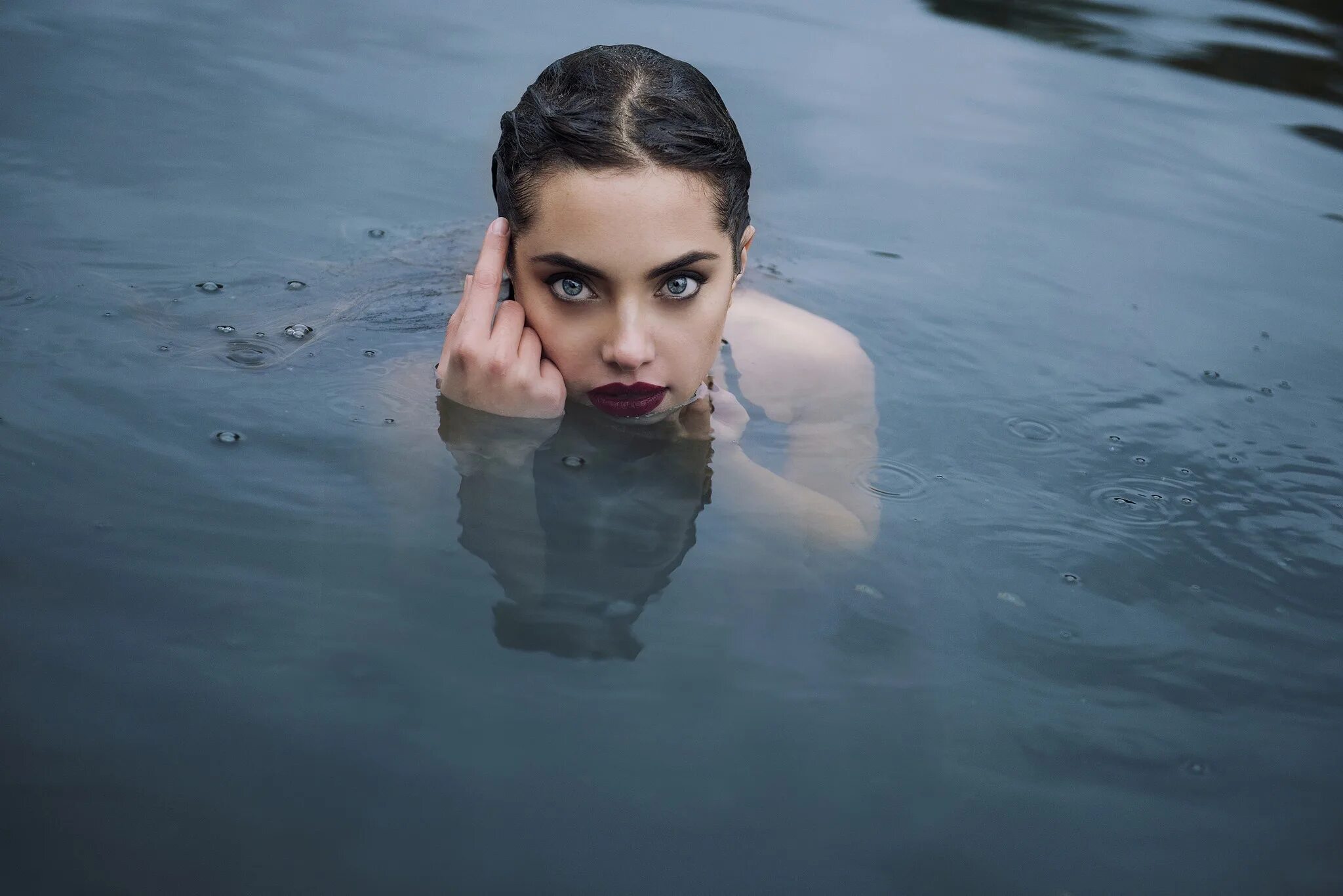 Красивые девушки в воде. Девушка в воде фотосессия. Лицо девушки в воде. Мокрая фотосессия. Мокрые сестренки