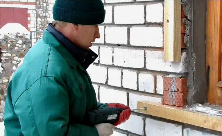 Как прикрепить к кирпичной стене. Брус к кирпичной стене. брусок к кирпичной стене. крепить брусок к кирпичной стене. крепление обрешетки к кирпичной стене.