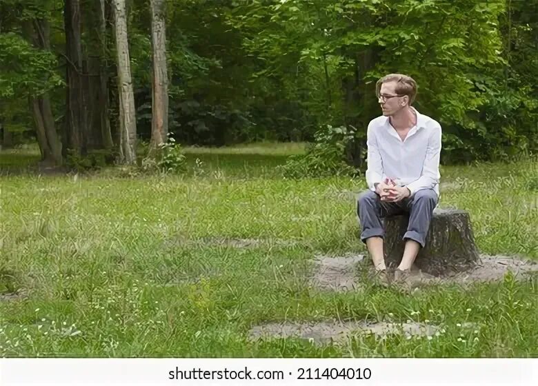 Девушка на пне. Ребенок сидит на пне. Сижу на пеньке. Сидит на пеньке. Девушка сидит на пне.