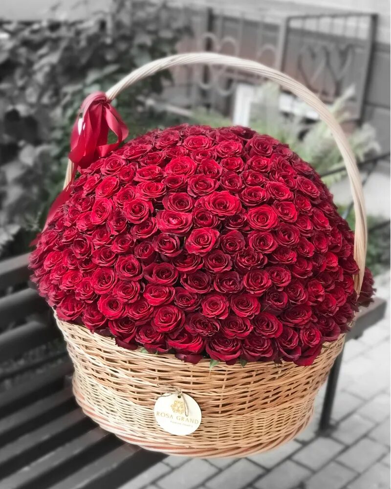 Склад роз. Корзина пионовидных роз. Buy me roses. Кенийские розы 101 шт. Букет роз в магазине.