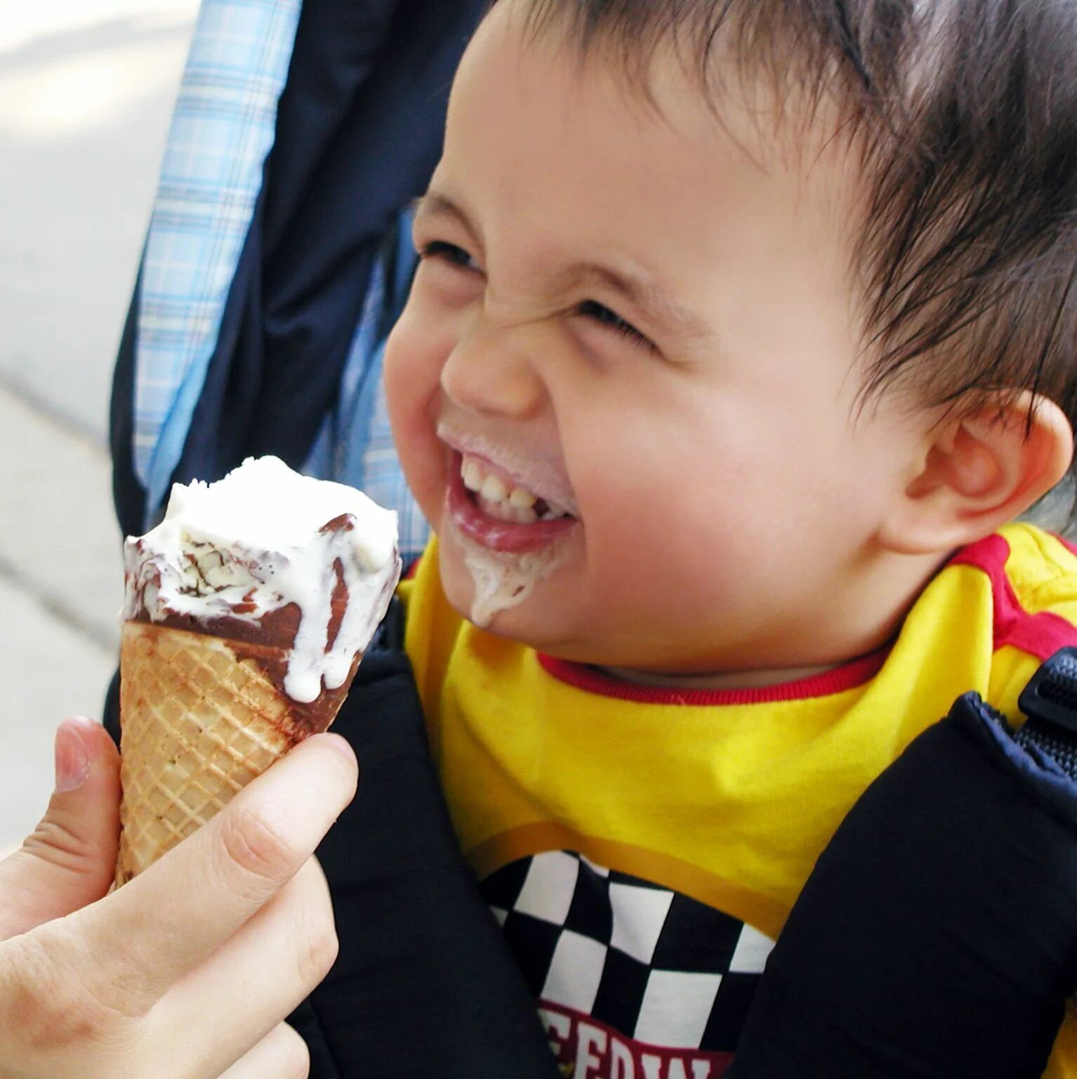 Ребенок с мороженым. Кушать мороженое. Дети едят мороженое. Мальчик и мороженое.