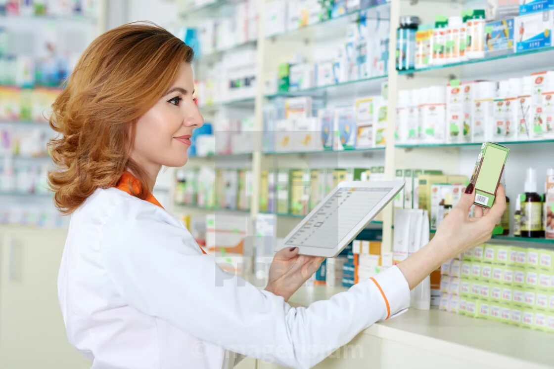 Люди в аптеке. Аналитика аптеки. Таблетка. Мужчина в аптеке. Покупатель в аптеке.