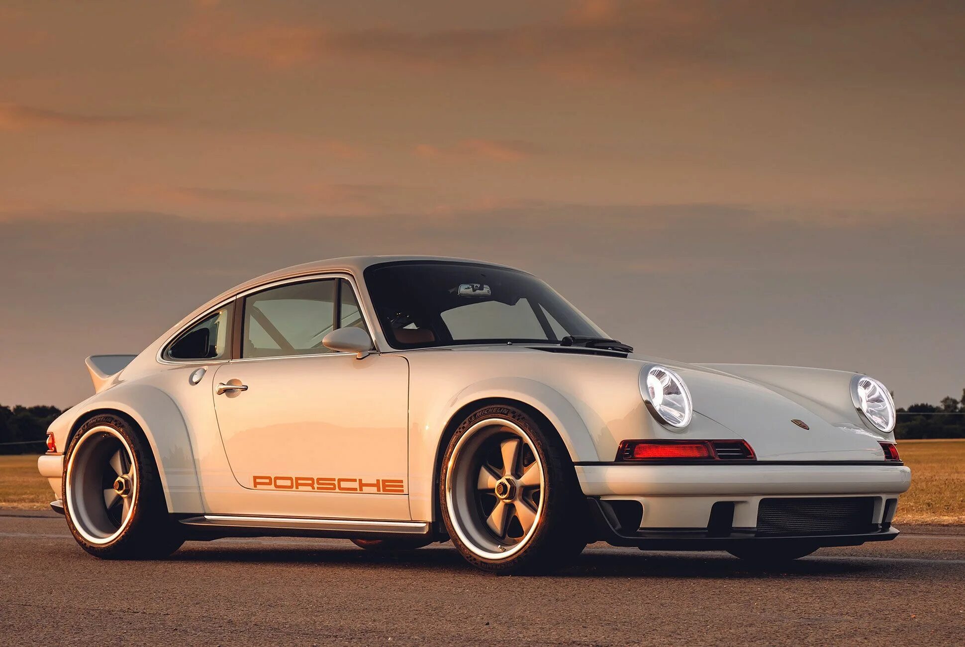 Апартаменты порше майами. Porsche дизайн. Porsche 911 singer dls. Porsche panamera prior design. Порше 911 50.