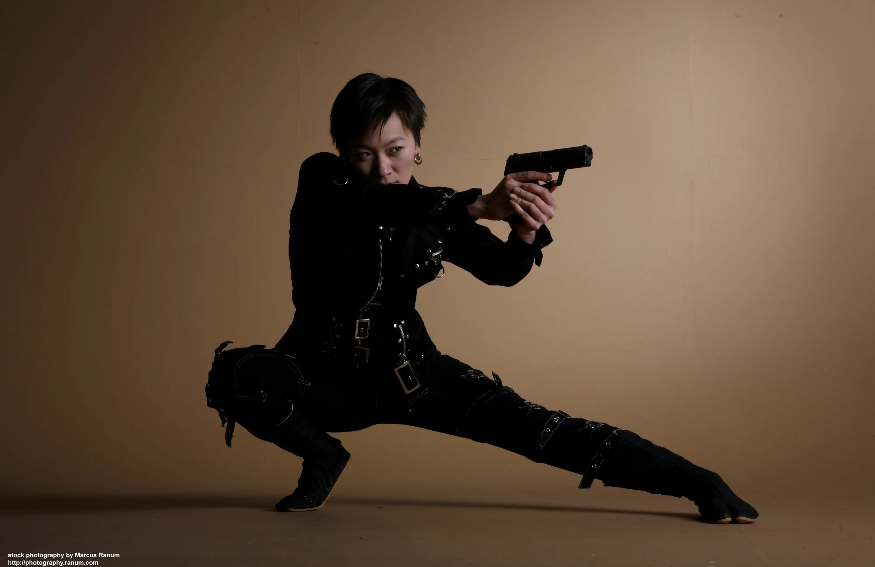 Боевые позы с палкой. Человек в динамичной позе. Динамичные позы. Девушка с пистолетом поза. Динамичные позы.