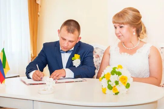 В каком загсе лучше расписываться. Летняя роспись в загсе. костюм на роспись в загсе. жених в синий рубашке на роспись в загсе.