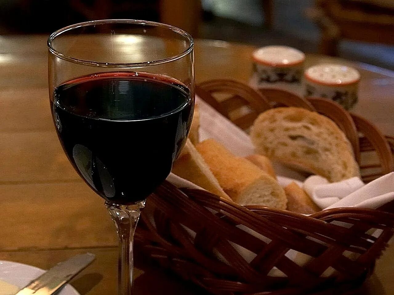 Бокал вина в ресторане. Ужин с вином. Бокал вина на столе в ресторане. Бокал с вином.