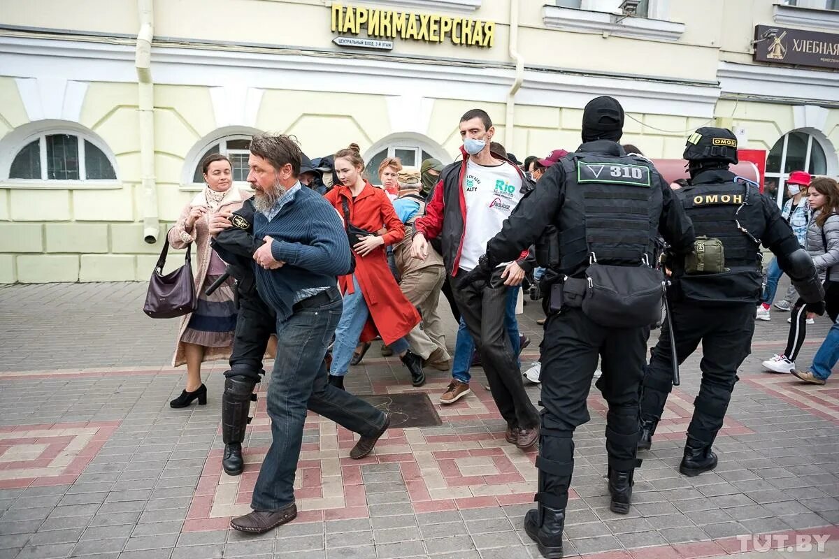 Небольшая группа людей для выражения протеста. Протесты в Беларуси задержания. Преследование русских за рубежом. Гомель протесты сейчас.