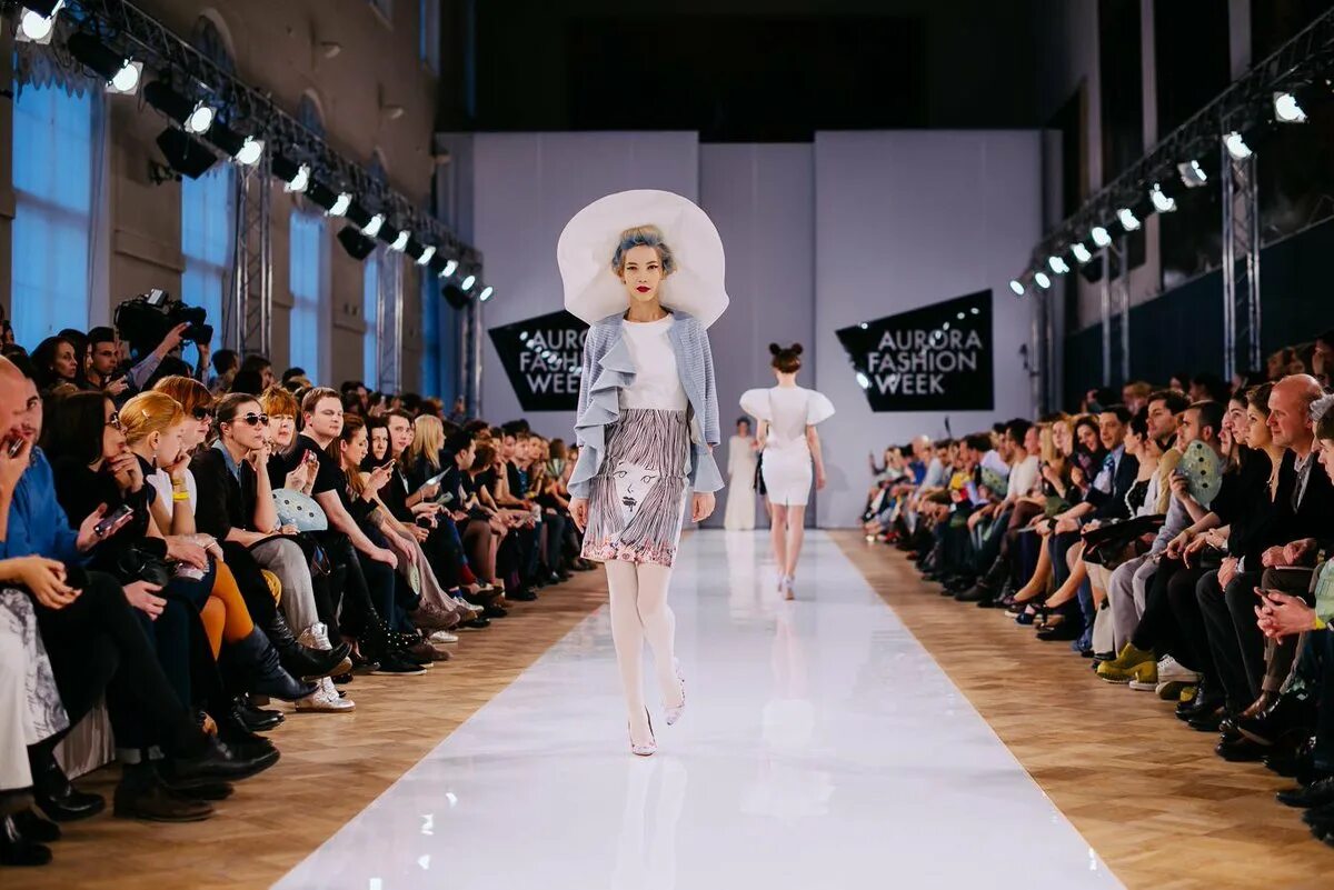 Стрижки показ мод. Slava zaitsev fashion week 2022. Украинская мода. Последний показ мод. Модный показ.