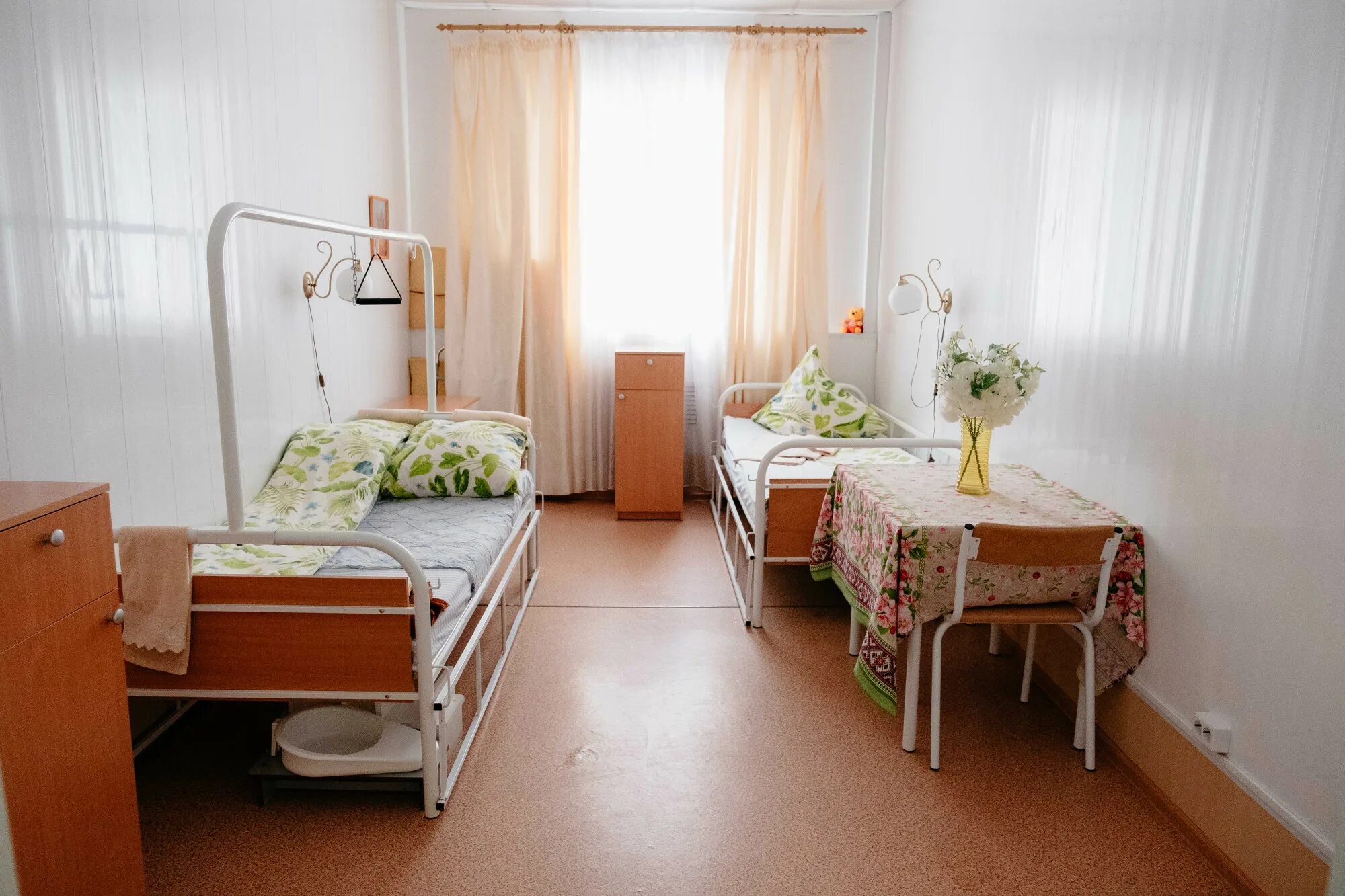 Дом престарелых комната. Комнаты в интернате. пансионат для инвалидов. палата в доме престарелых. комната в доме престарелых.