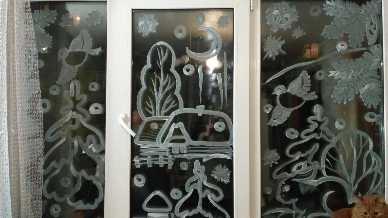Как сделать рисунок на окне зубной пастой. Рисование зубной пастой на окнах. узоры на стекле на новый год. украшение окон зубной пастой. рисование зубной пастой на окнах к новому году.
