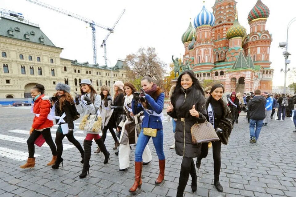 В чем сейчас ходят люди. Москва люди. Девушка гуляет по Москве. Девушки Москвы. Прогулка по Москве девушки.