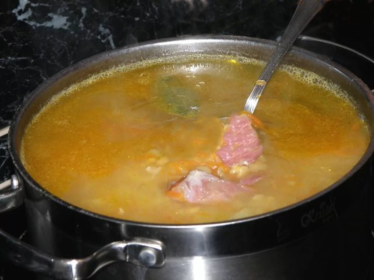 Как варить гороховый с копченостями. Гороховый суп с рулькой копченой. Суп в кастрюле. Кастрюля с гороховым супом. Гороховый суп в кастрюле.