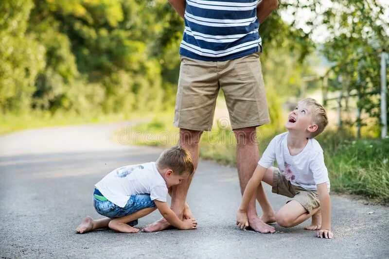 Включи папа ноги. Папа ноги. Сижу на улице с папой ноги. Grabbing dad's Leg.