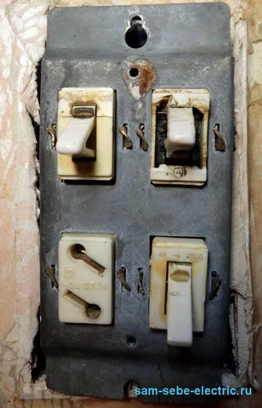 Ванна туалет кухня розетка. Советский выключатель трехклавишный с розеткой. Блок. Советский включатель ак11. Выключатели советские трехклавишный БВР-3. Блок выключателей ванна - туалет трехклавишные с розеткой.
