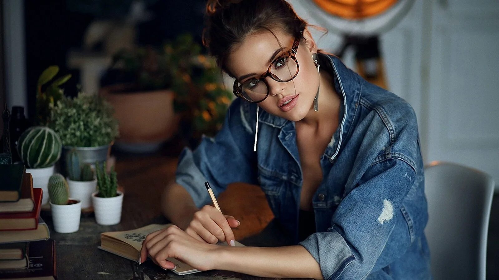 Ксения дмитрий архар. Умная девушка в очках. Девочка была умна и красива. Красивая и умная женщина. Девочка была умна и красива.