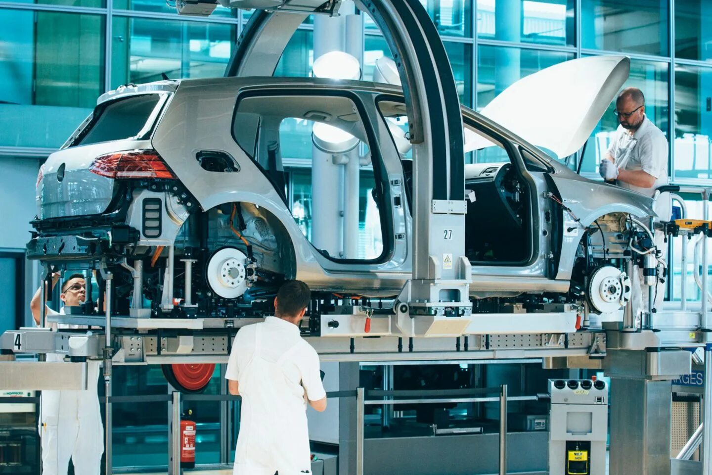 промышленные роботы. Bmw i8 production. технология автомобильной промышленности. инновации в автомобилестроении. машиностроение автомобилестроение.