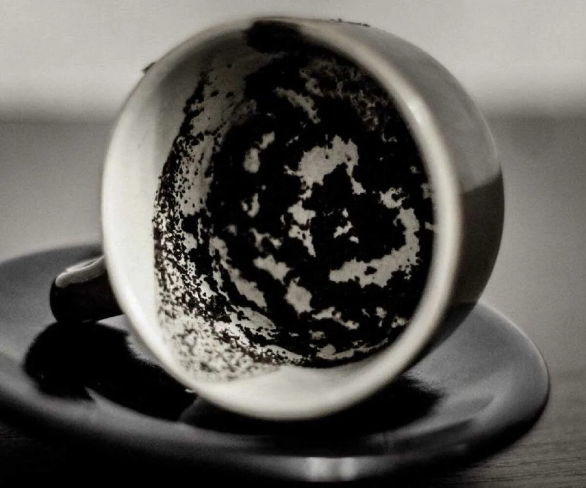 Чашка с кофейной гущей. Кофейная гуща. Кофейная гуща. Чашка с кофейной гущей. Кофейная гуща.