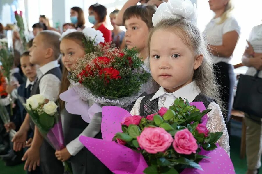 Сентября прийти в школу. Неделя первоклассника. встречаем наших первоклассников. легко ли стать перво клашкой 1сянтября. первоклассники 1 сентября 2025 год 125 школа снежинск.