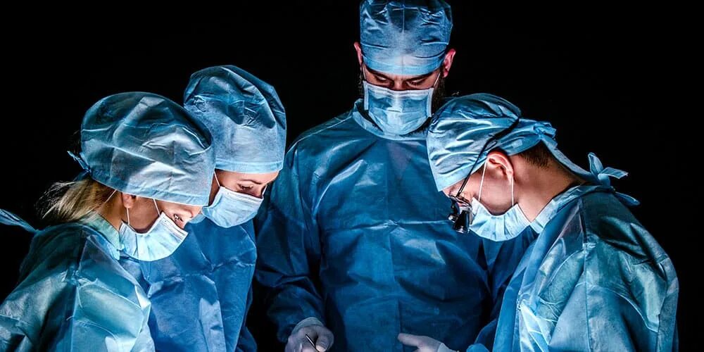 During the operation. Хирург разные отрасли. Ассистент в операционной. Операция крупный план фото. Хирург разновидности хирургии.