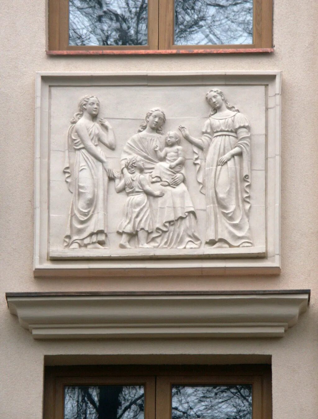 Барельеф на фасаде частного дома. Барельеф на фасаде. Барельеф архитектурный элемент. Конюшенная церковь горельефы. Евпатория барельеф.