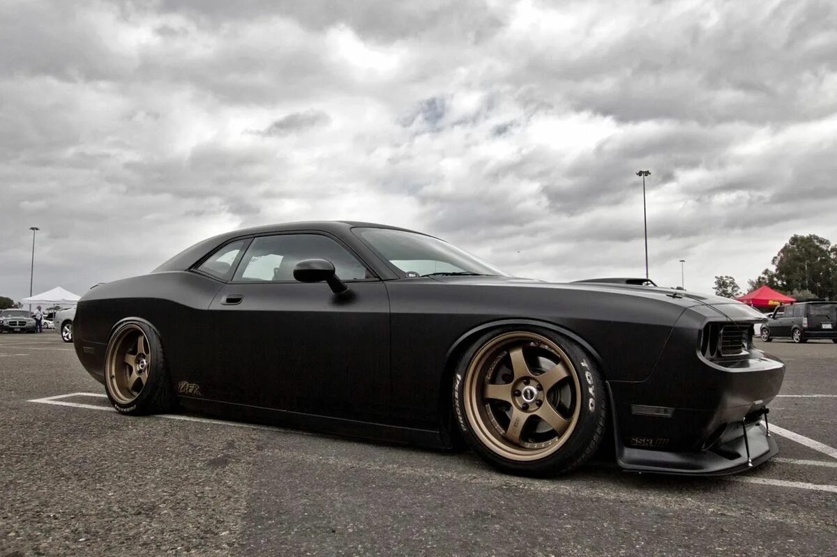 Диски челленджер. Колеса на додж челленджер. dodge challenger диски. диски dodge challenger r20. диски на челленджер старый.