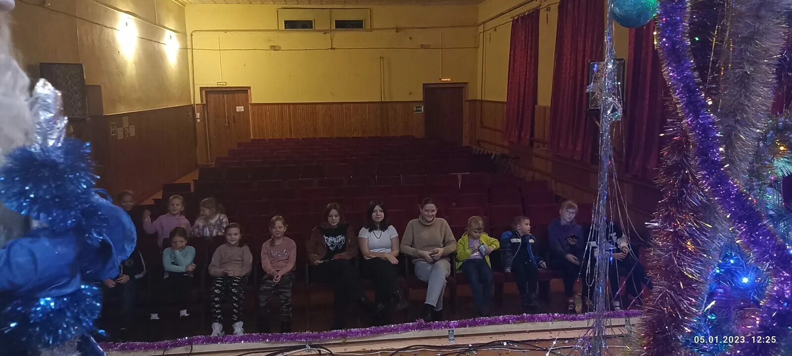 Новогодний концерт. Новогодние выступления 2023. Новогодние выступления 2023. Ансамбль дебряночка брянск. Грахово рдк лидер фото новогоднего концерта 2022 года.