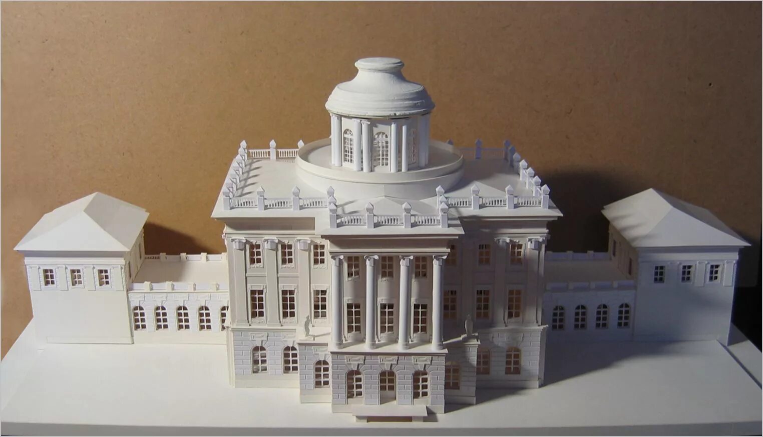 Модель дома из картона. Макет домика. Макеты известных зданий. Макеты зданий 7 класс. Развертка бумажного домика.